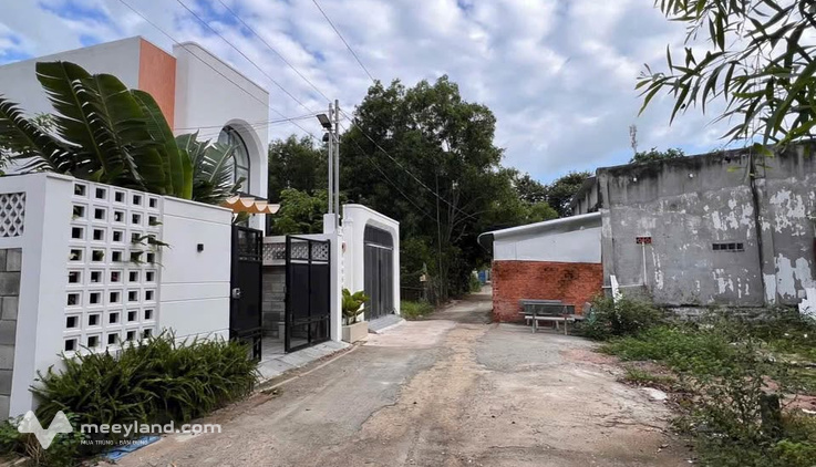 Chủ cần bán lại căn nhà tọa lạc tại xã Long Hải, cách biển du lịch chưa tới 2km, giá 2,9 tỷ
