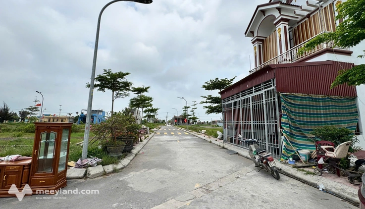 900 triệu 1 lô duy nhất, đất trung thị trấn Quất Lâm, ngay sát mặt biển, dân cư đông đúc gần Vsip, kinh doanh được luôn
