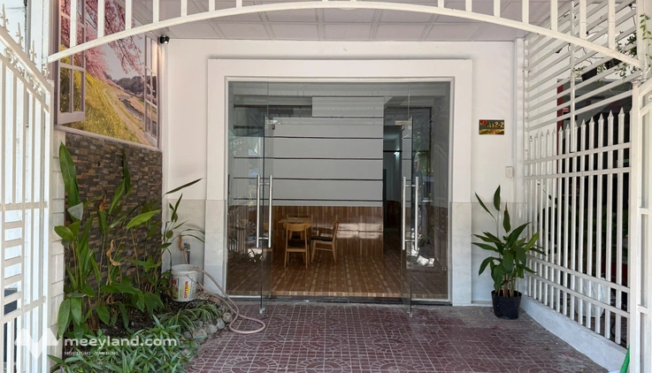 Bán nhà 1 trệt, 1 lầu trục chính Khu Hoàng Quân Cần Thơ, giá rẻ sổ hồng hoàn công có sẵn không vướng quy hoạch