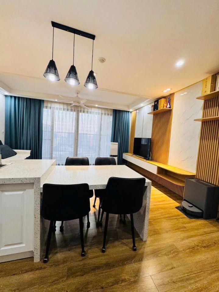 BÁN gấp căn 3 ngủ 95m2 nhà đẹp VIEW HỒ TẠI Vinhomes D'Capitale, nhỉnh 12 tỷ