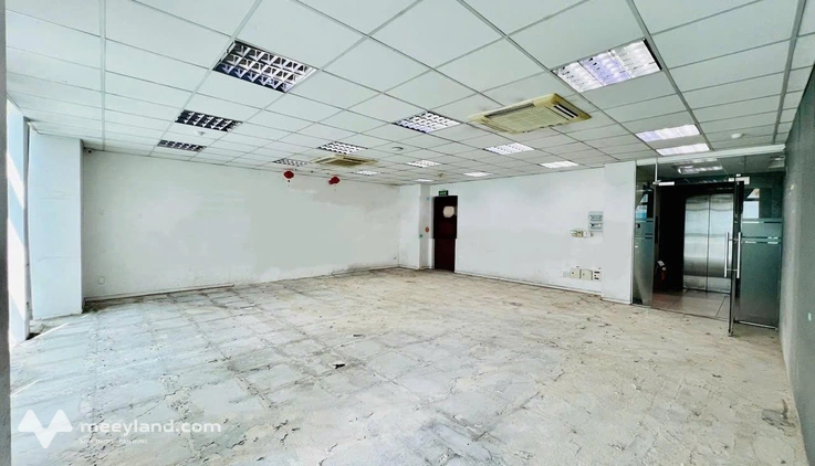 Cho thuê văn phòng view kính, thông thoáng sàn 66m2 đường Đoàn Văn Bơ