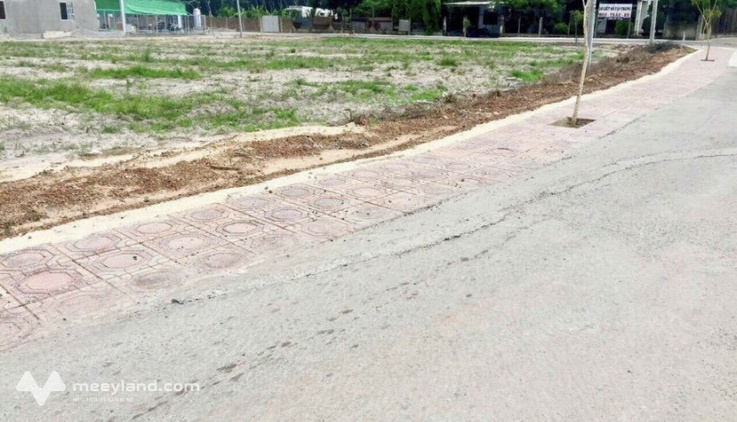 Cần bán gấp đất thổ cư sổ sẵn mặt tiền đường nhựa 12m, dân cư đông đúc xung quanh