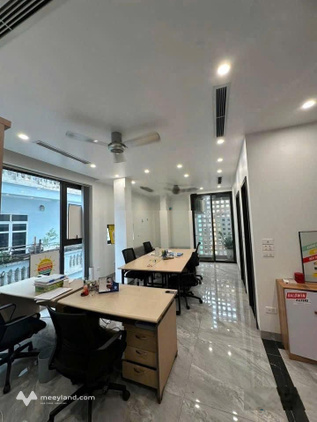 13 triệu, 100m², cho thuê VP Lạc Long Quân, ô tô tránh, có bàn ghế, phòng họp, phòng tiếp khách