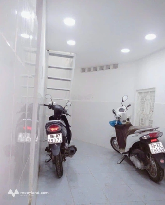 Phòng dưới đất riêng biệt, máylạnh, gác suốt, sạch đẹp, gần chợ Phú Lâm, tiện đi lại