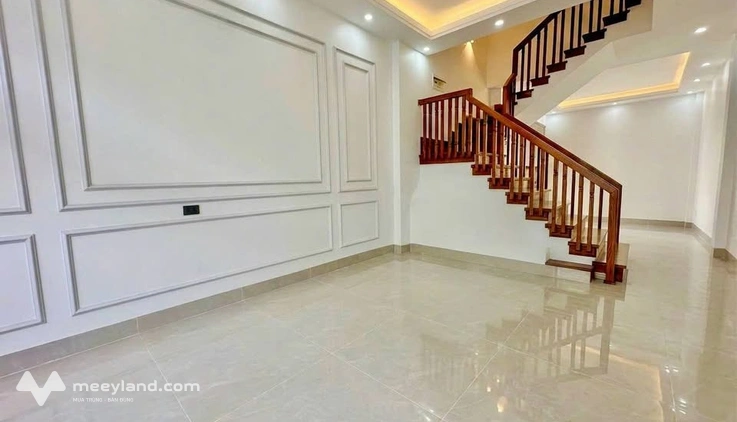 Nhà 3 tầng mới xây 90m2, vỉa hè rộng, ô tô tránh, gần trường chuyên Lam Sơn