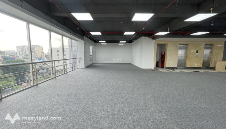 Cho thuê VP 213m2 Nguyễn Trọng Tuyển, sàn suốt không cột, lót sẵn thảm, đầy đủ ánh sáng tự nhiên