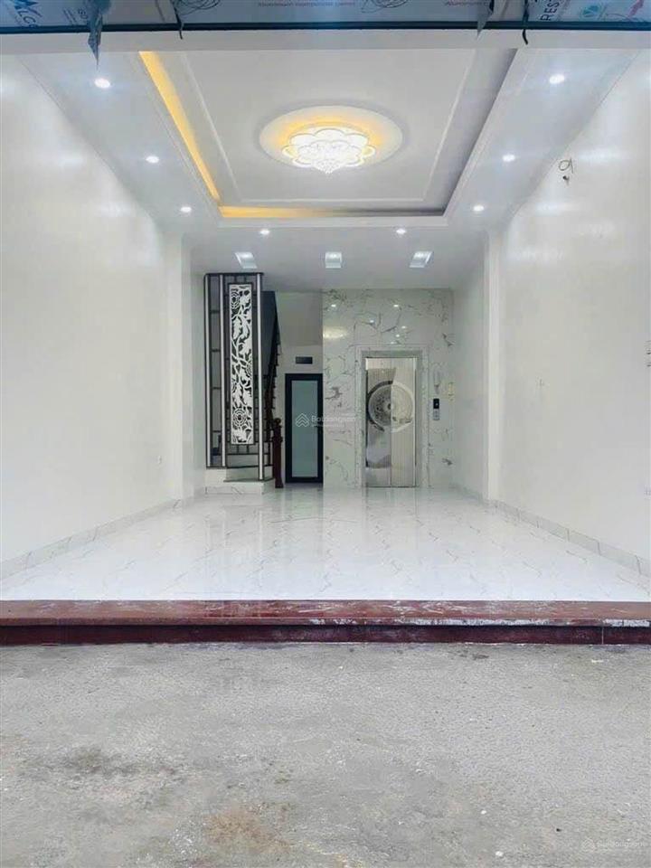 Ngọc hồi nhà mới thang máy ô tô đỗ cửa 40m 6 tầng