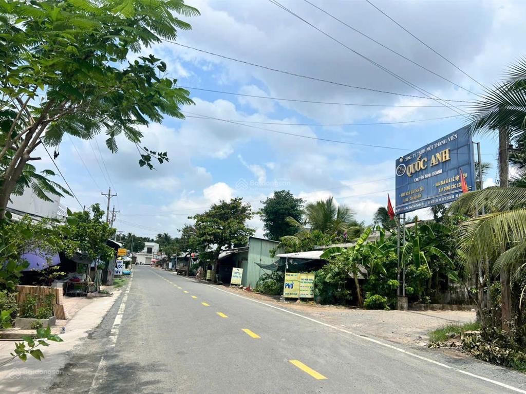Mặt tiền đường huyện cập sông hàm luông