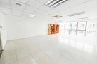 Cho thuê văn phòng mặt phố Nam Trung Yên. Diện tích 125m2. Hầm và bãi để xe rộng rãi thoải mái