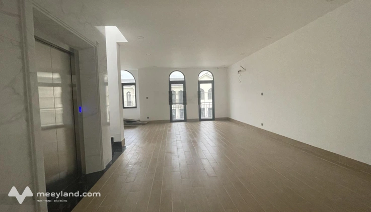 Cho thuê mặt bằng văn phòng tại Vinhomes Grand Park, 40m2, giá 6 triệu, có máy lạnh, thang máy