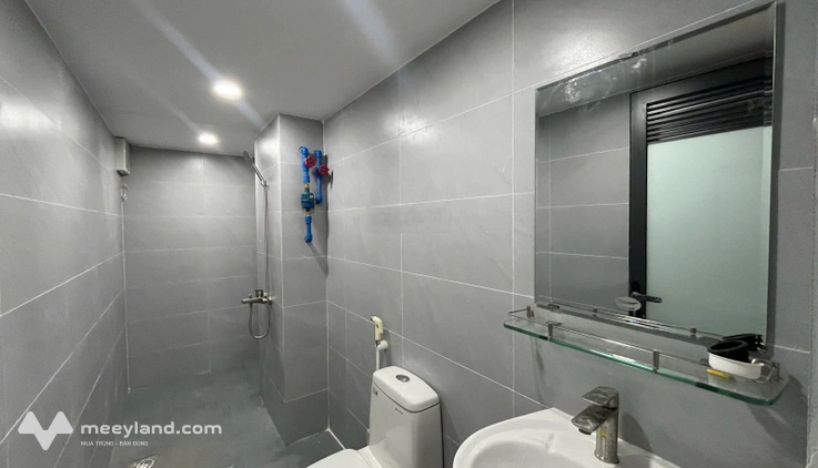 Trống sẵn kiot nội thất cơ bản mới xây 100% gần KCX, VNG