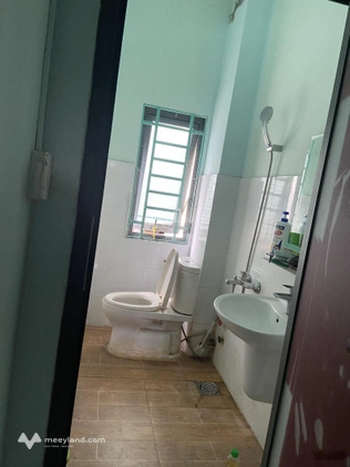 Phòng trọ có cửa sổ lớn, có máy lạnh, nằm trên MT đường lớn Phường Phú Định (Q8 cũ)