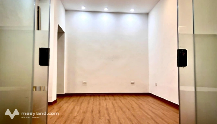 Cho thuê cửa hàng phố Nguyên Hồng, Đống Đa, phố ô tô, mặt tiền 6m, 20m2 kinh doanh sầm uất