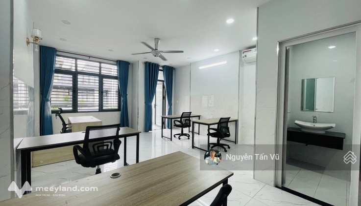 Văn phòng 40m2 có ban công lớn có nội thất setup theo nhu cầu giá chỉ 8 triệu - Vạn Phúc City