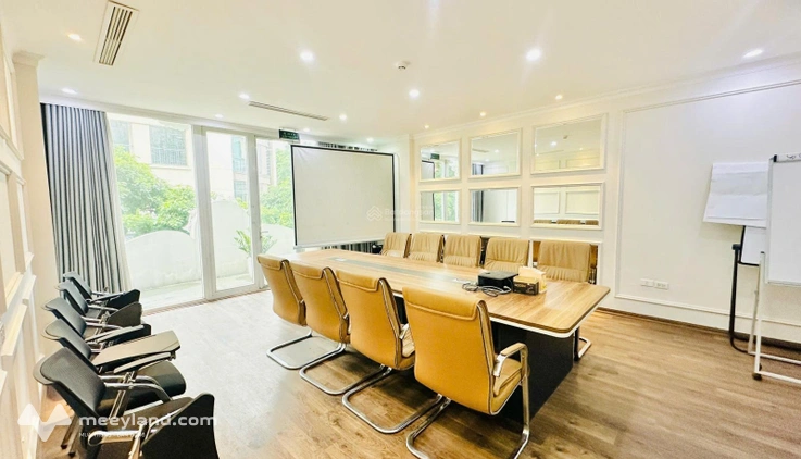 Chính chủ cho thuê văn phòng 45m2 view ban công cực đẹp, ô tô đỗ cửa tại Phố Vũ Phạm Hàm, Cầu Giấy