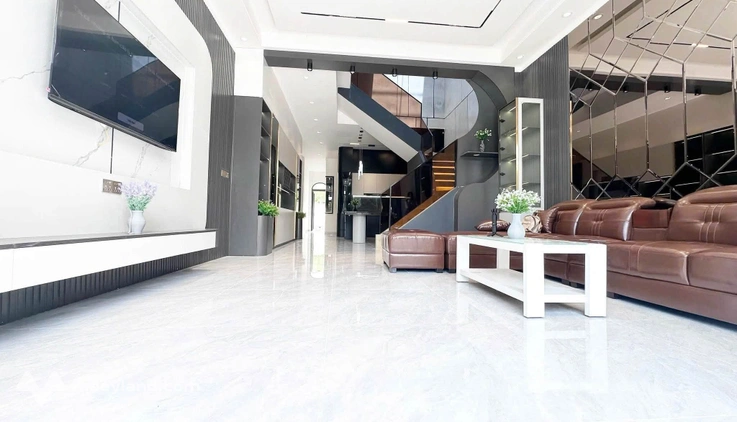 Chốt ngay nhà đẹp Y Wang, 1 trệt 1 lầu 1 tum, full nội thất xịn xò