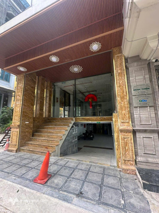 Cho thuê Tòa nhà văn phòng Hoàng Quốc Việt, mới, mặt kính sang trọng 9 tầng 1 hầm, hoàn thiện đủ