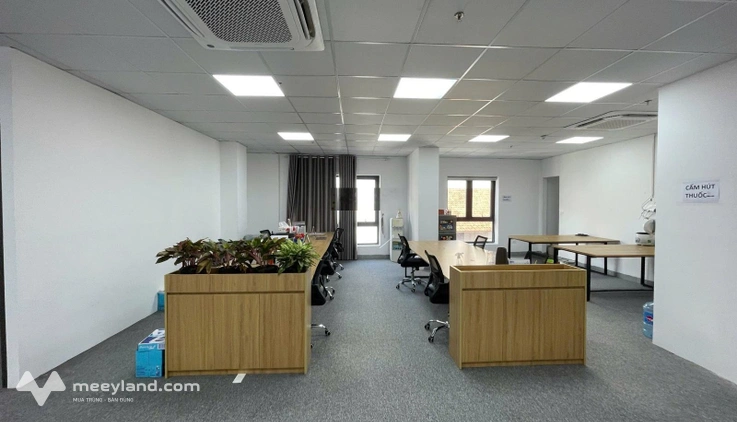 Cho thuê sàn văn phòng trung tâm Cầu Giấy 150m lô góc ô tô đỗ thoải mái