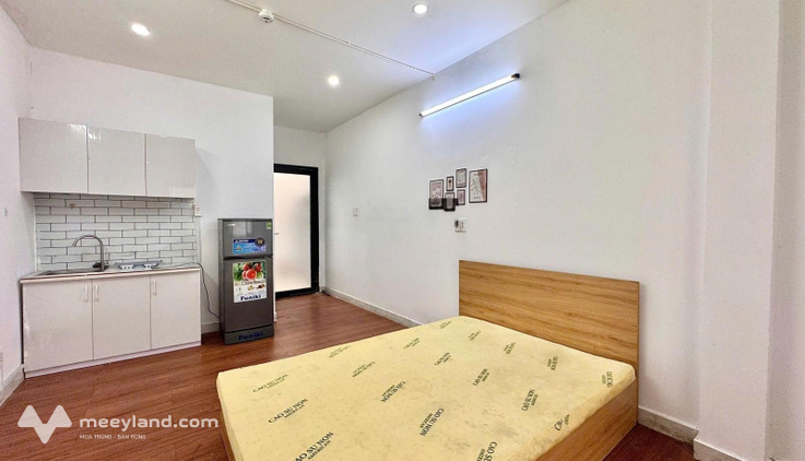 Phòng cho thuê rộng hơn 25m2 - mặt tiền đường lớn - full nội thất
