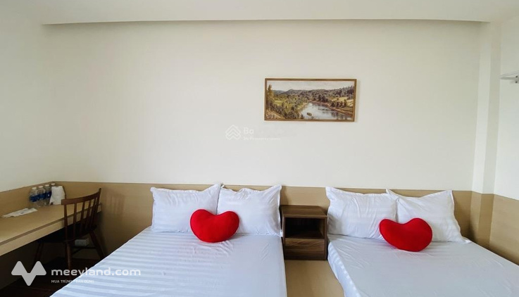 Phòng cao cấp đầy đủ tiện nghi. Gần đài truyền hình và trường Khoa học Xã Hội - Nhân Văn 200 mét.