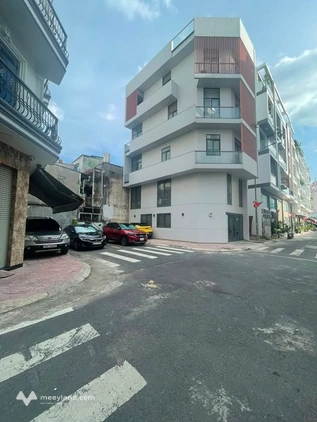 Chốt ngay nhà 5 tầng thang máy Quận 11, vị trí đắc địa gần Đầm Sen