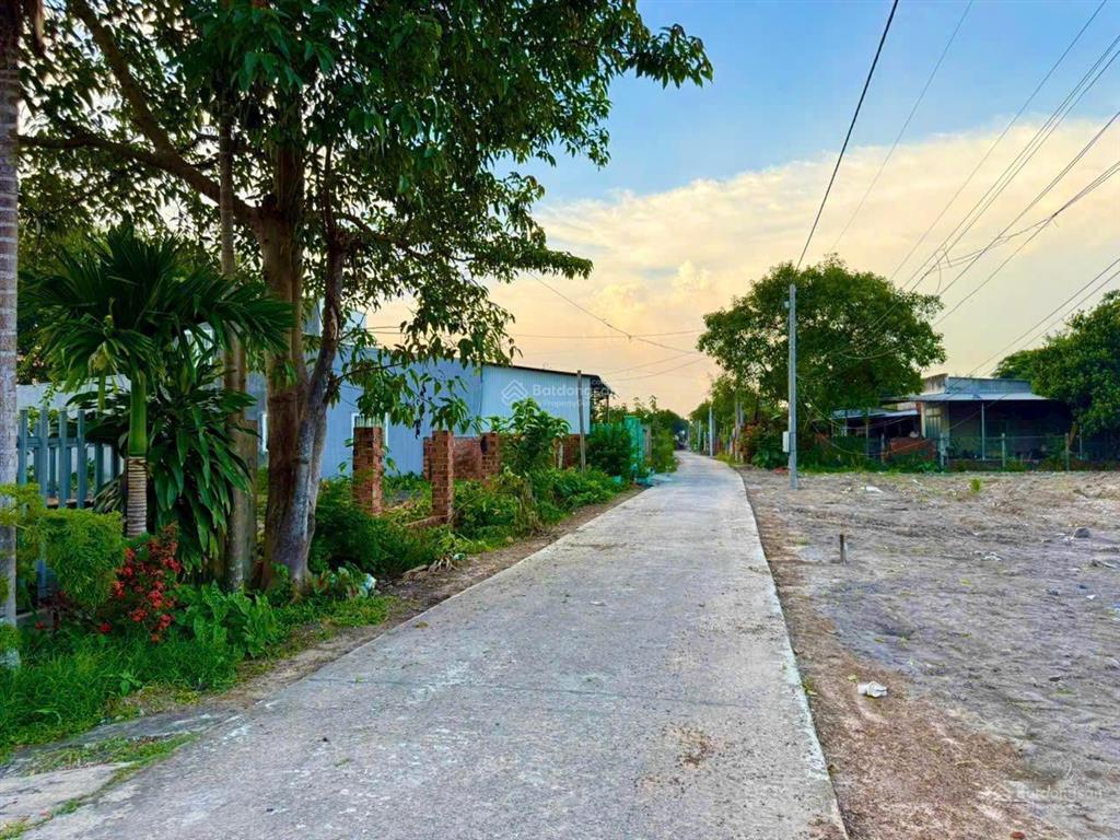 Đất ngay chợ minh long diện tích lớngiá 6**còn mặt tiền kinh doanh buôn bán