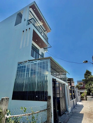 Bán nhà 1 trệt 2 lầu, diện tích 110m2 tại phường Trà Vinh, tặng full nội thất