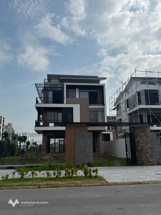Biệt thự đơn lập căn góc, không gian thoáng xanh mát