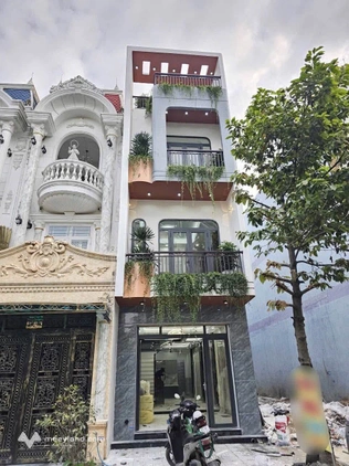 Cho thuê nhà 3 tầng, Bình Chuẩn, Thuận An, nhà đẹp, full nội thất, ô tô đỗ tận cửa