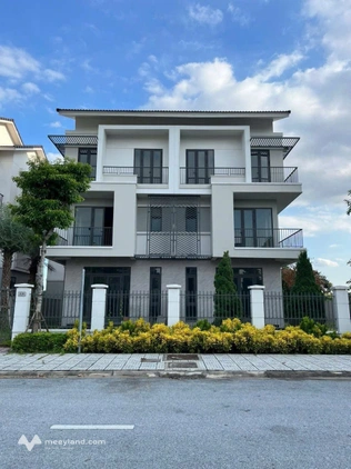 Biệt thự song lập căn góc, không gian thoáng, mát mẻ