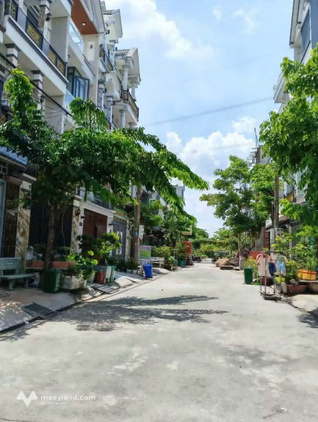 Nhà 4 tầng sân thượng - Khu dân cư Hoàng Hoa - Diện tích đất 4,3m x 15m - 4 phòng ngủ - Phòng khách - Bếp - Phòng thờ