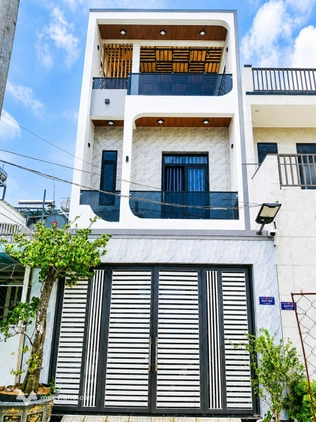 Nhà tầng trệt 2 lầu sân thượng - Kế bên Khu dân cư Hoàng Hoa - Long Hậu - Diện tích đất 5m x 16m - 2 phòng ngủ - phòng k