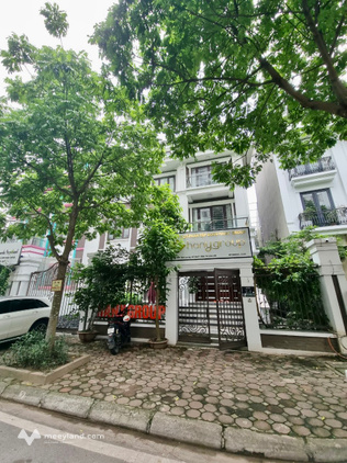 Cho thuê Biệt thự đơn lập 200m, full đồ, có hầm xe , khu Nam Cường Bắc Từ Liêm, Hoàng quốc Việt