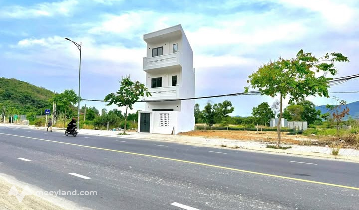 Nhà 3 tầng, mặt tiền Tỉnh lộ 3, view thoáng, kinh doanh đỉnh tại Nha Trang