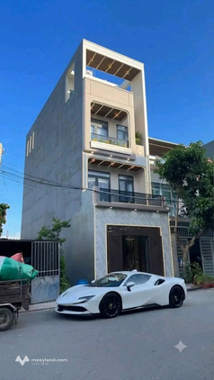 Nhà 1 trệt 3 lầu tại Dĩ An, sân để xe hơi rộng thênh thang, giá 6,6 tỷ
