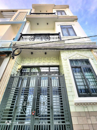 Nhà 1 trệt, 2 lầu ngay Đại học Y Dược Cần Thơ, full nội thất xịn, giá cực tốt