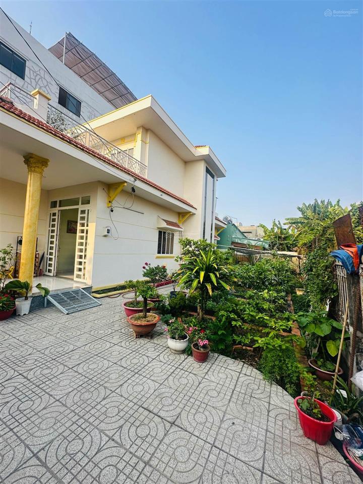 Bán gấp biệt thự sân vườn, 300m2, 15x20m, 2 tầng 4pn đúc btct gần nguyễn ảnh thủ trần thị năm