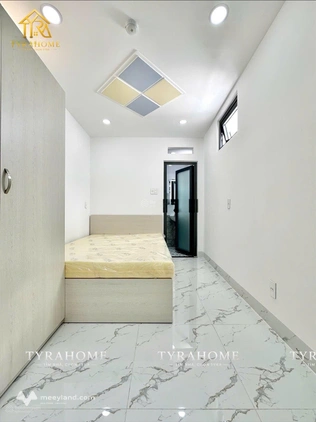 Nhà mới 100% thang máy studio 2 cửa sổ ngay cổng VLU