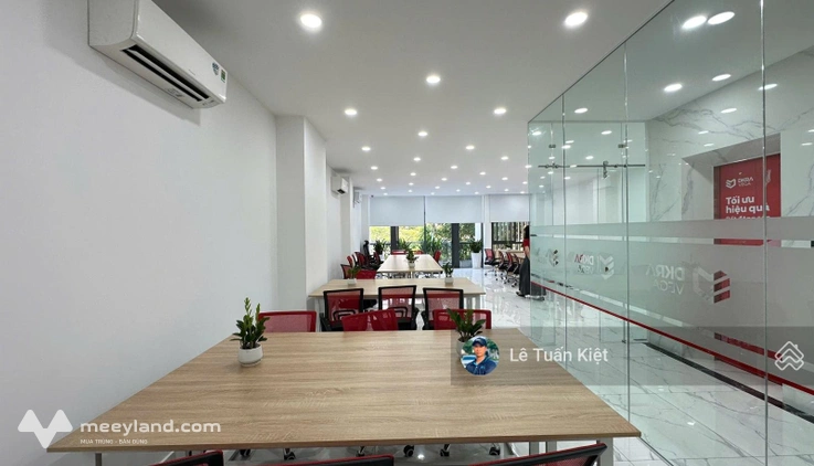 Văn phòng cho thuê giá: 38tr/ tháng. Tọa lạc vị trí đắc địa mặt tiền shophouse tại KDT Vạn Phúc.
