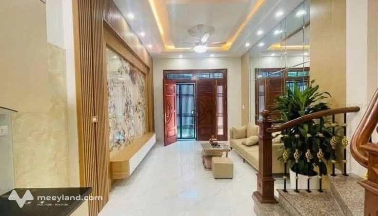 Nhà 5 tầng phân lô Hoàng Quốc Việt, mặt tiền rộng, vị trí đắc địa