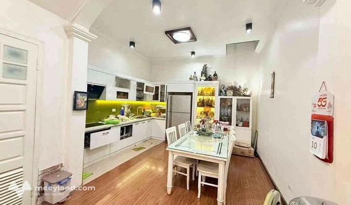 Nhà Tây Hồ, 55m² x 5 tầng, sát Hồ, dân trí cao, sổ đỏ sẵn