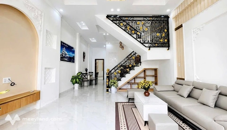 Bán nhà lầu tại hẻm Nguyễn Chí Thanh, khu phố Long Chí, phường Hòa Thành, tỉnh Tây Ninh, giá 2.45 tỷ