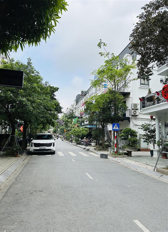 Bán nhà lacasta văn phú q.hà đông hai mặt tiền rộng thoáng ô tô dừng đỗ 75m2 mt 5m 24.x tỷ