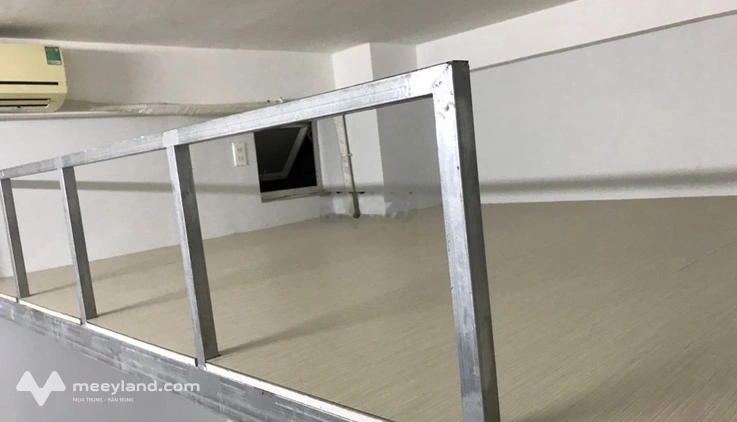 Phòng máy lạnh & quạt giá 4T (17m2)+sàn gác (8m2) có cửa sổ & WC riêng