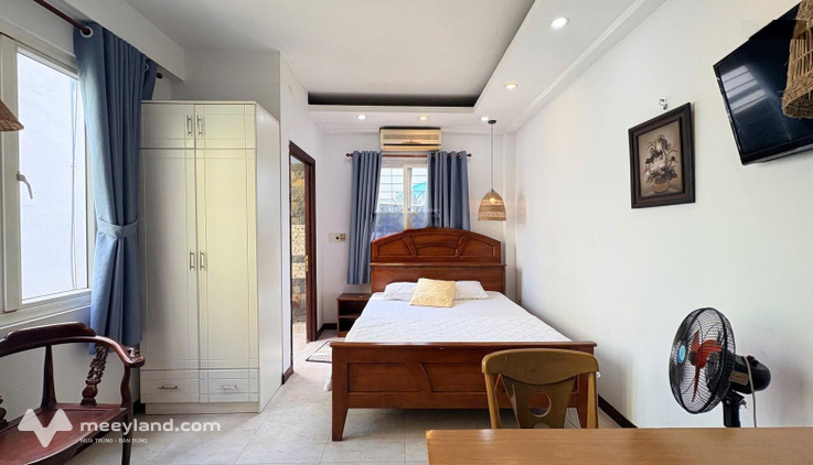 Chú tôi cho thuê studio ban công 40m² ngay chợ Tân Định, Quận 1. Giá hạt dẻ. Nhận khách nước ngoài