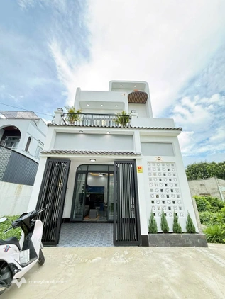 Bán nhà lầu 3 phòng ngủ, giá rẻ tại Hòa Thành, Tây Ninh