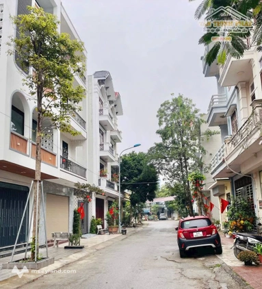 Bán nhà 3 tầng, lô góc mặt phố Đặng Thai Mai, Hải Dương