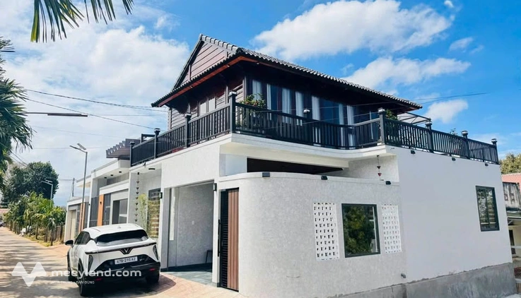 Bán nhà góc 2 mặt tiền đường G, Buôn Ma Thuột, thiết kế hiện đại, giá 3,75 tỷ