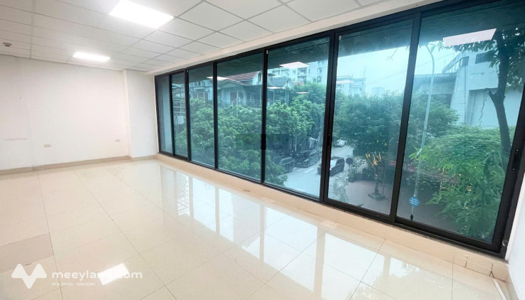 Văn phòng thông sàn DT 100m2, mặt tiền 9m, đường rộng ô tô đỗ cửa
