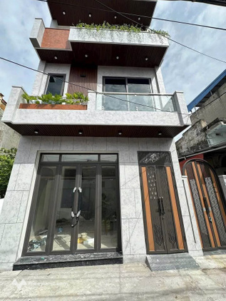 Nhà xinh ba tầng mới tinh khôi, Trần Bích San đón nắng mai